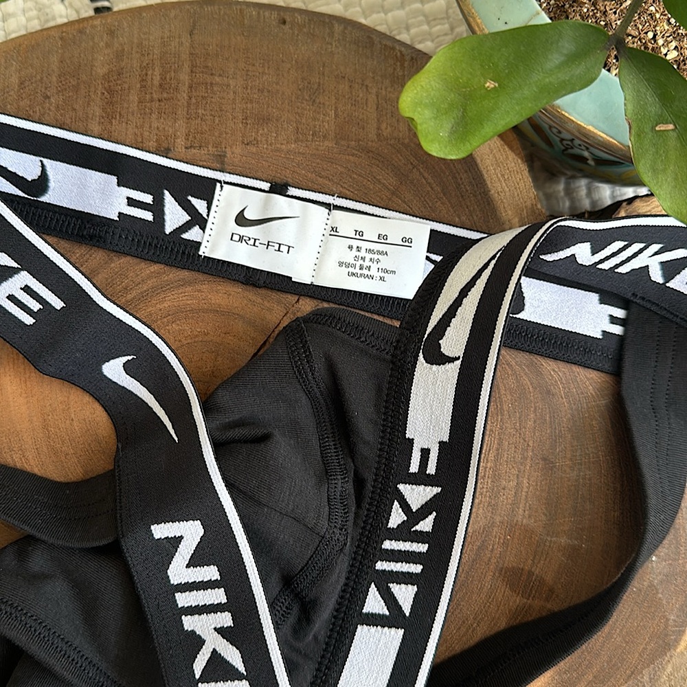 Nike - Picture 7 of 9